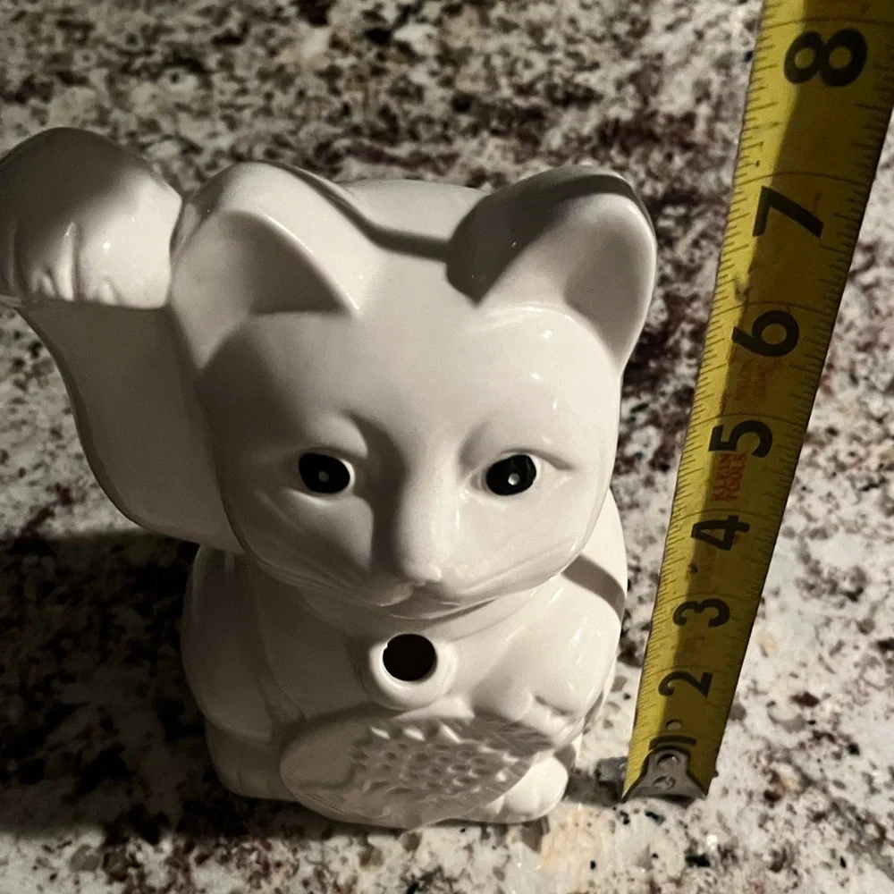 Elegant White Ceramic Maneki-Neko Cat
